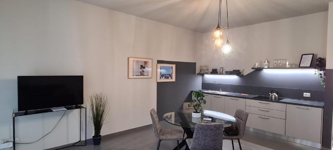 Etna Suite Design Apartments คาตาเนีย ภายนอก รูปภาพ