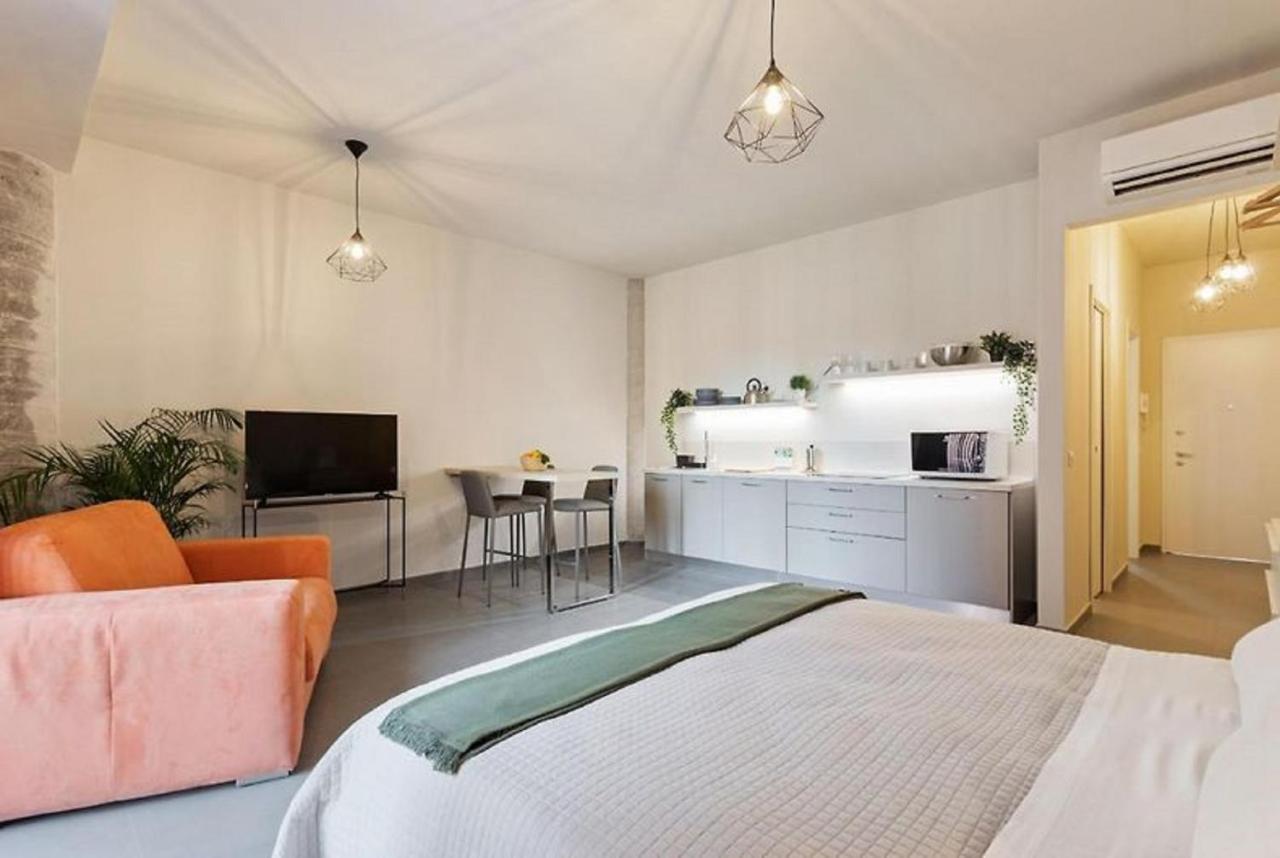 Etna Suite Design Apartments คาตาเนีย ภายนอก รูปภาพ